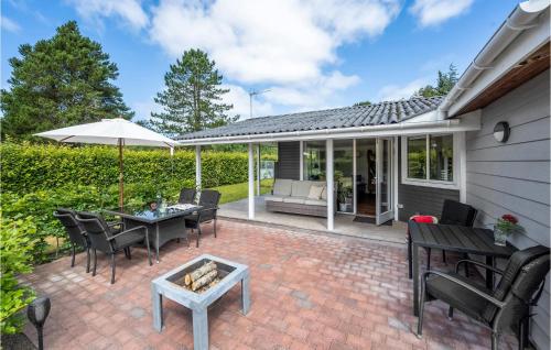 Patio nebo venkovní prostory v ubytování Cozy Home In Ulfborg With Kitchen