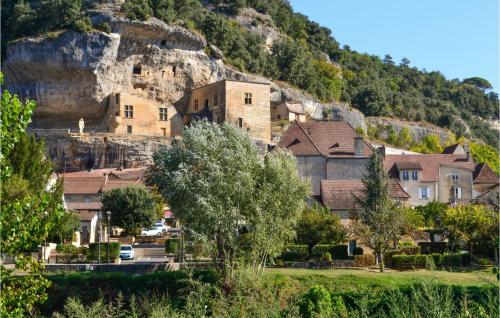 un village sur le flanc d'une montagne dans l'établissement Gite Barry, à Sarlat-la-Canéda