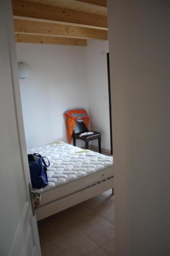 - un petit lit dans une chambre dotée d'un plafond en bois dans l'établissement Vue imprenable sur Lac de Serre-Ponçon à Chorges : appt prestige 8 pers, à Chorges