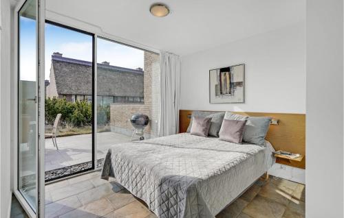 um quarto com uma cama e uma grande janela em 2 Bedroom Cozy Home In Rm em Sønderby