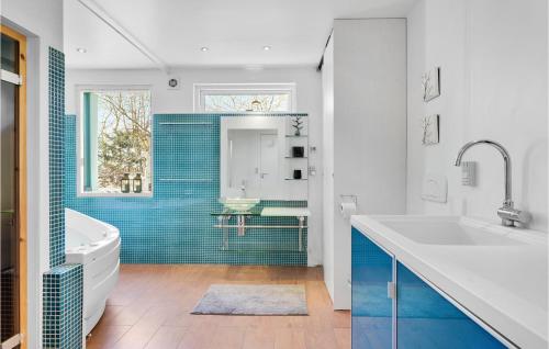 een badkamer met een bad en een wastafel bij Beautiful Home In Gilleleje With Wifi in Gilleleje