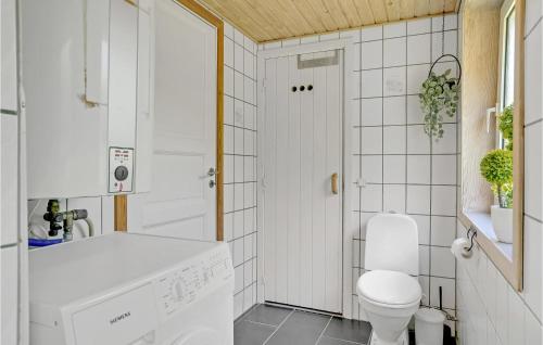 een witte badkamer met een toilet en een wastafel bij Lovely Home In Thisted With Wifi in Thisted