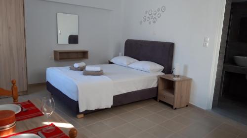 una camera con un letto e un tavolino di Villa Tzortzaki-Ifestos /Kalikovrextis Beach Crete a Térsa
