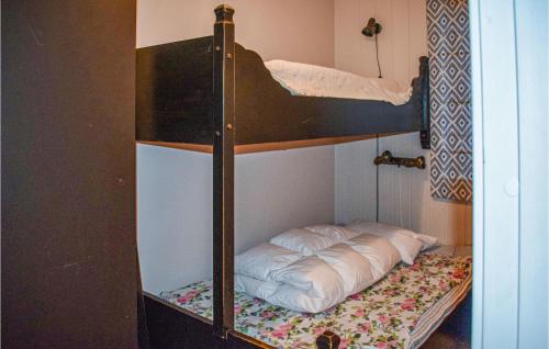 Palanda nebo palandy na pokoji v ubytování 2 Bedroom Stunning Apartment In Noresund