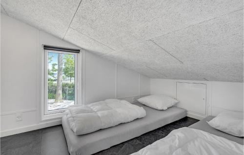 En eller flere senge i et værelse på Stunning Home In Assens With Wifi