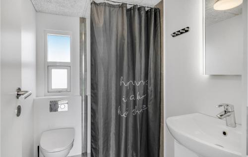 Et badeværelse på Stunning Home In Assens With Wifi
