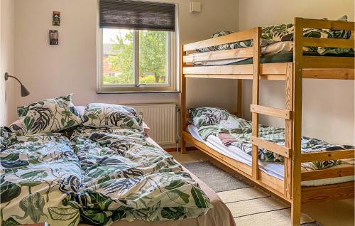 1 dormitorio con 2 literas y ventana en Nice Apartment In Hyltebruk With Kitchen en Hyltebruk