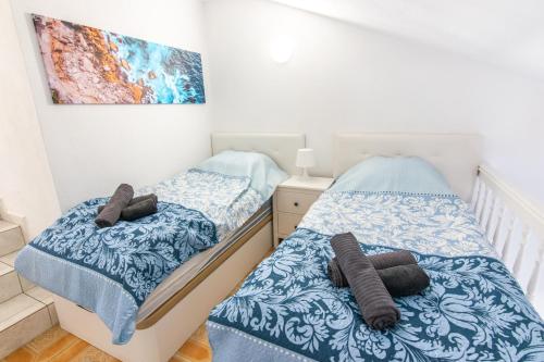 1 Schlafzimmer mit 2 Einzelbetten und einem Gemälde in der Unterkunft Casa de Palmeras in Adeje