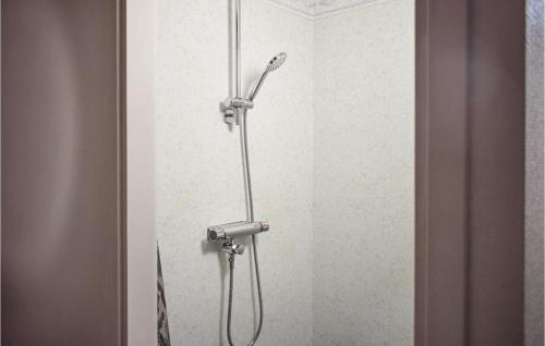 eine Dusche im Bad mit Duschkopf in der Unterkunft 4 Bedroom Lovely Apartment In Orrefors in Orrefors