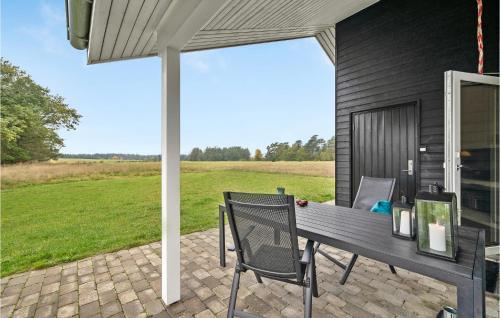 stół i krzesła na patio z widokiem na pole w obiekcie Pet Friendly Home In Grenaa With Wifi w mieście Brøndstrup