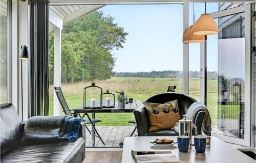 salon z kanapą i stołem na patio w obiekcie Pet Friendly Home In Grenaa With Wifi w mieście Brøndstrup
