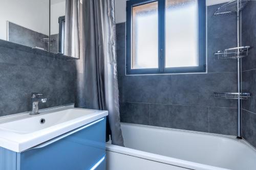 a bathroom with a sink and a tub and a shower at Maison Famille-Confort-Terrasse Jardin-Vue Cathédrale in Amiens