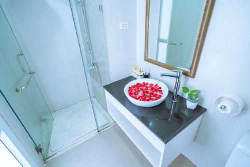 La salle de bains est pourvue d'un lavabo et d'une douche. dans l'établissement Homestay Ha Long Luxury 3 bedroom (ocean view), à Hạ Long