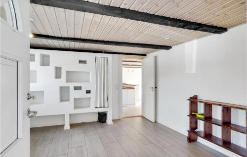 霍伊斯萊烏的住宿－Gorgeous Home In Hjslev With Wifi，拥有白色墙壁和木制天花板的走廊