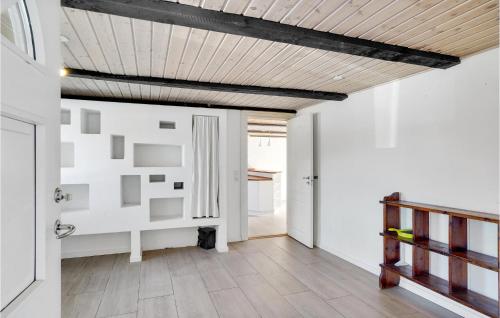 a hallway with white walls and a wooden ceiling at Gorgeous Home In Højslev With Wifi in Højslev
