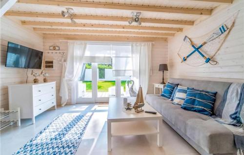 Μια τηλεόραση ή/και κέντρο ψυχαγωγίας στο 2 Bedroom Stunning Home In Miedzywodzie