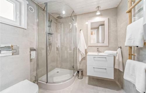 La salle de bains est pourvue d'une douche, de toilettes et d'un lavabo. dans l'établissement Amazing Home In Miedzywodzie With Kitchen, à Międzywodzie