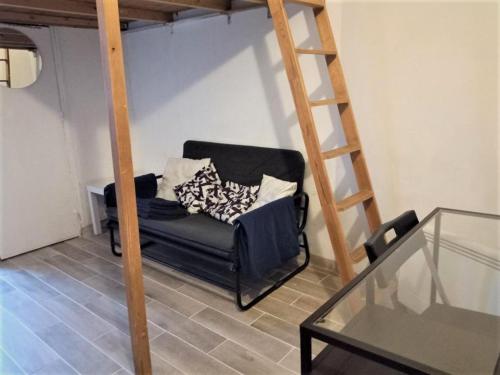 STUDIO A PARIS CENTRE PROCHE DE NATION ET VOLTAIRE.