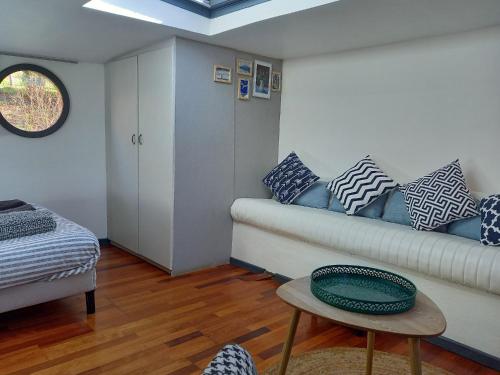 a living room with a couch and a table at Appartement atypique indépendant sur péniche in Metz