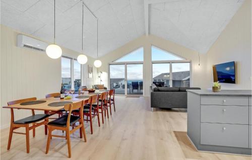 Cuisine ou kitchenette dans l'établissement Nice Home In Sjølund With Wifi