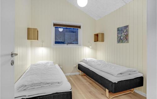twee bedden in een kamer met witte muren en een raam bij Nice Home In Sjlund With Wifi in Sjølund
