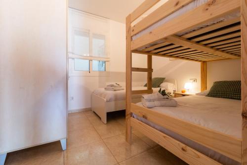 um quarto com 2 beliches num quarto em Apartamento con gran patio y excelente ubicación! em Mataró