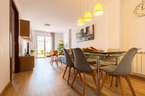 uma sala de estar com uma mesa de jantar e cadeiras em Apartamento con gran patio y excelente ubicación! em Mataró
