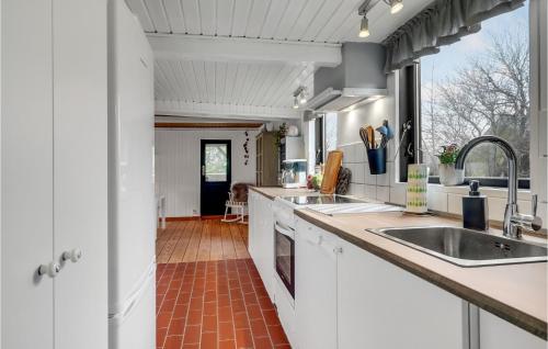 Una cocina o zona de cocina en Beautiful Home In Hadsund With Wifi And 3 Bedrooms