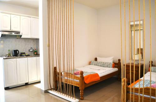 Zimmer mit einem Schaukelbett in der Küche in der Unterkunft Yeshill Apart & Studio in Budva