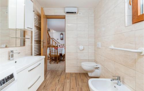 Habitación con baño con lavabo y aseo. en Lovely Home In Bricanci With Kitchen, en Svetvinčenat