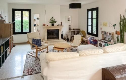 ein Wohnzimmer mit weißen Möbeln und einem Kamin in der Unterkunft Stunning Home In Salon-de-provence With Outdoor Swimming Pool, Wifi And 3 Bedrooms in Salon-de-Provence