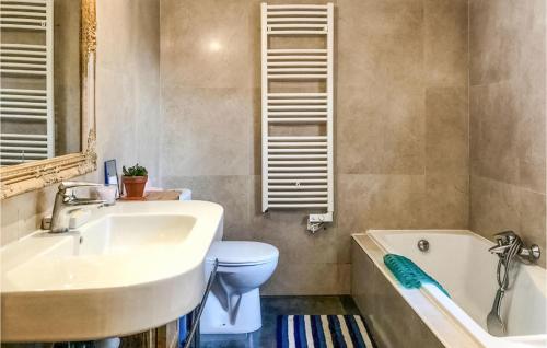 ein Badezimmer mit einem Waschbecken, einem WC und einer Badewanne in der Unterkunft Stunning Home In Salon-de-provence With Outdoor Swimming Pool, Wifi And 3 Bedrooms in Salon-de-Provence