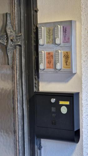 un primer plano de una caja eléctrica en una pared en Alpinum Hostel, en Biberwier