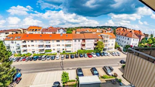 uma vista para uma cidade com carros estacionados num parque de estacionamento em Eleonoras Ferienwohnungen in Würzburg Stadt inklusive eigenen Parkplätzen vor der Tür em Wurtzburgo