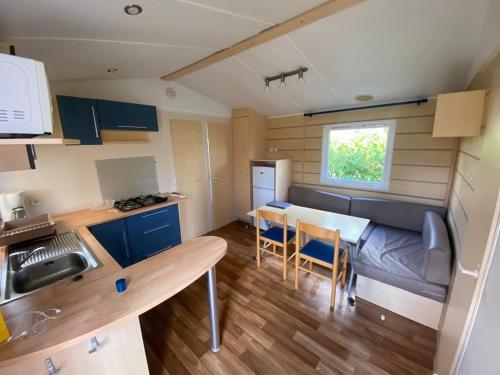 Η κουζίνα ή μικρή κουζίνα στο mobil-home au Parc des roches
