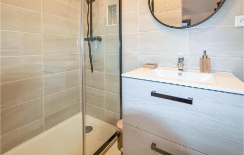 a bathroom with a sink and a shower at Nice Home In Malaucne With Jacuzzi, Wifi And 1 Bedrooms in Malaucène