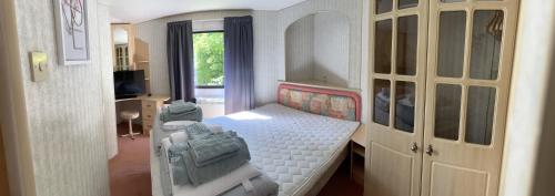 niewielka sypialnia z łóżkiem i oknem w obiekcie Hagaby2 w mieście Töreboda