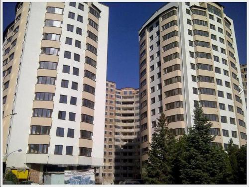 due edifici alti con alberi davanti di Cozy apartment a Chişinău