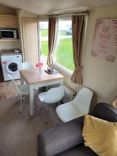 Kuchyň nebo kuchyňský kout v ubytování Seawick Caravan Park, St Osyth near Colchester