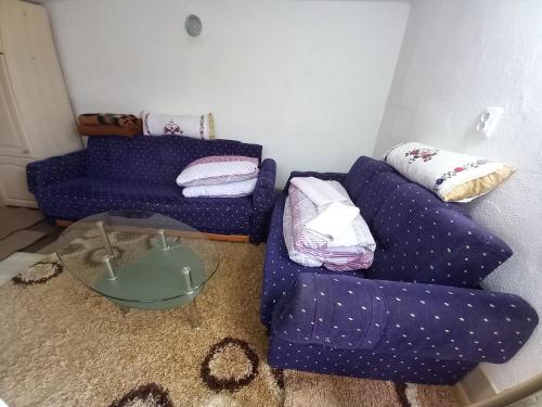 sala de estar con sofá y mesa en Kuca za odmor-P-, en Visoko