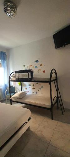een slaapkamer met 2 stapelbedden met vlinders aan de muur bij La casa di Cri con servizio spiaggia incluso! in San Benedetto del Tronto