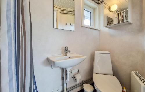 y baño con lavabo, aseo y espejo. en Awesome Home In Habo With House Sea View, en Habo