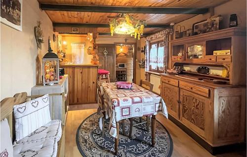 - une cuisine avec une table dans une pièce dans l'établissement Pet Friendly Apartment In Harreberg, à Harreberg