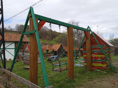 un parque infantil con columpio en un patio en Kuca za odmor-P-, en Visoko