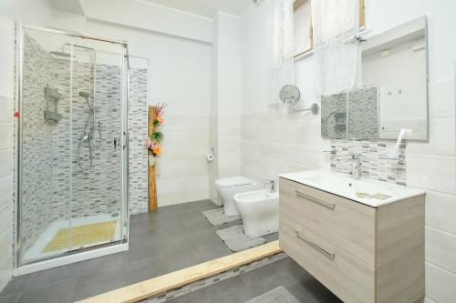 a bathroom with a shower and a sink and a toilet at B&B SOGNI D'ORO in Reggio di Calabria