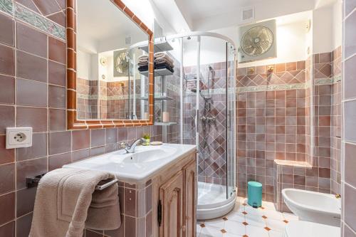 a bathroom with a sink and a shower at GOLFE BLEU - Havre de paix en bord de plage in Roquebrune-Cap-Martin