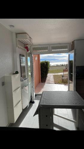 Il comprend une cuisine équipée d'un réfrigérateur. dans l'établissement Grand studio bord de mer plus piscine, à Sète