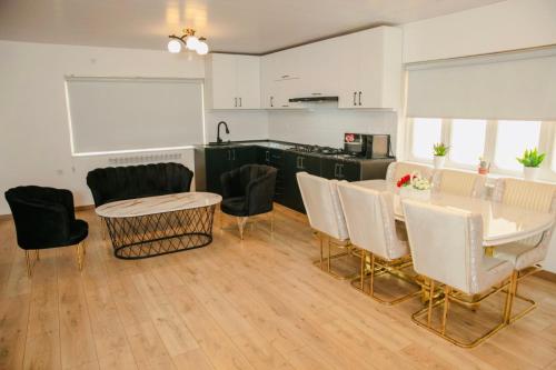 - une cuisine et une salle à manger avec une table et des chaises dans l'établissement Villa Belle in Tashkent City, à Tachkent
