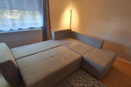 ein Sofa in einem Zimmer mit Fenster in der Unterkunft 4****Sterne Ferienwohnung Mia DTV Klassifizierung in Blieskastel