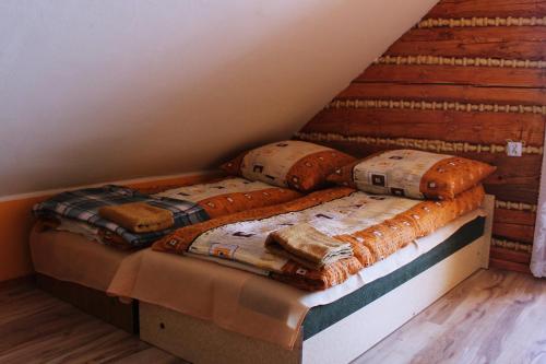2 camas en una habitación con paredes de madera en Domek u Johnnego 27, 
